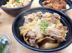 秘伝焦がしたれ焼肉丼 やきはち 八王子店さんの「牛カルビ丼」は特製だれと炙り肉の最強タッグで食欲が止まらない逸品!